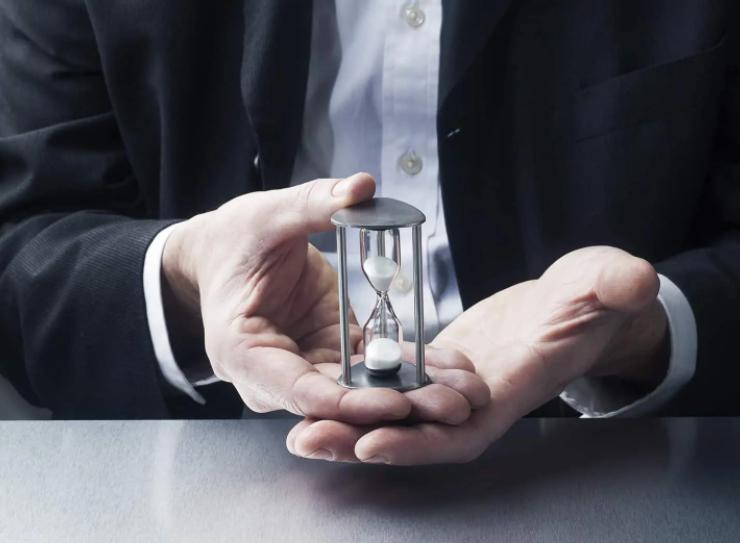 港股收盘(08.15) | 恒指收跌0.98% 互联网医疗股逆势走强 银诺医药-B(02591)首挂暴涨200%